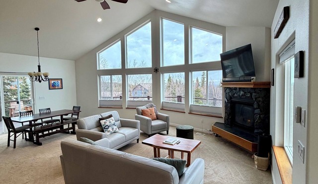 Peaceful mountainside home with views, trails, & wildlife nearby.