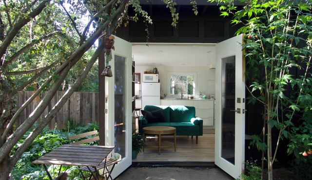 Peaceful studio cottage in the garden