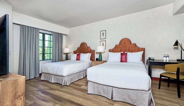Peaceful Unit with Outdoor Pool, Balcony Free Parking in California