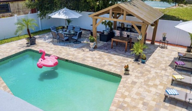 PERFECT GETAWAY FOR FAMILY REUNIONS , WEDDINGS, ESPORTS TEAMS! HEATED POOL!