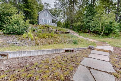 Periwinkle Cottage | Sunny cottage in Westport Island overlooking the river