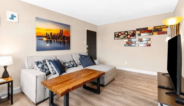 Pet-Friendly 1BR · Tower Grove · Free Parking + Laundry