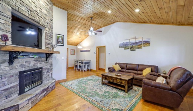Pet-Friendly Cabin w/Fire Pit in Spruce Pine!