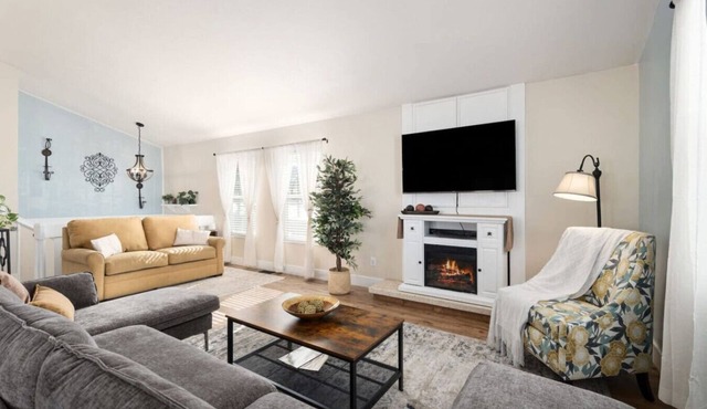 Pet Friendly Farmhouse with Yard & BBQ