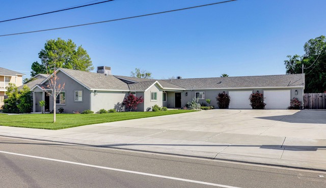 Pet-Friendly Hughson Getaway, 9 Mi to Modesto!