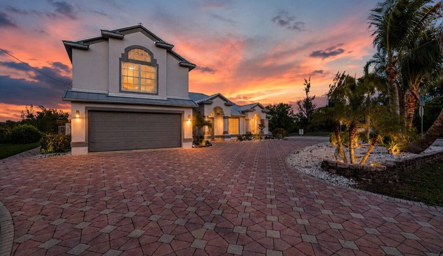 Pet friendly spacious home for large groups! Pool & jacuzzi, game room!