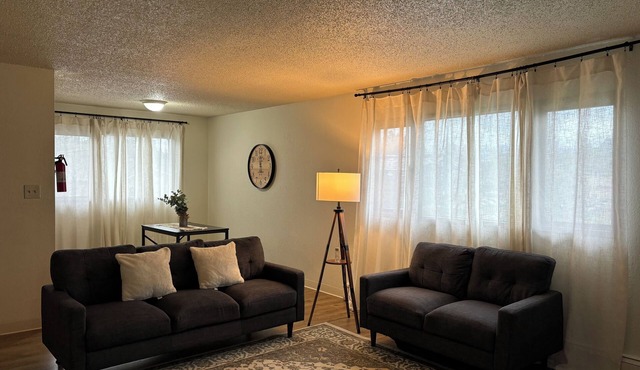 Pet-Friendly Stay-Top Floor- FlatTop Nook