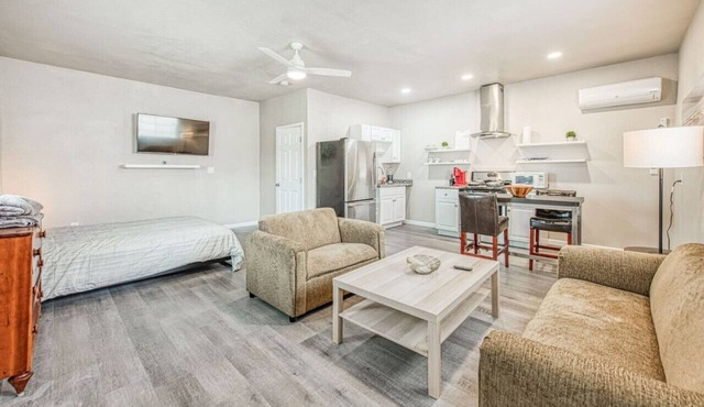 Pet-Friendly Studio with Quick Freeway Access