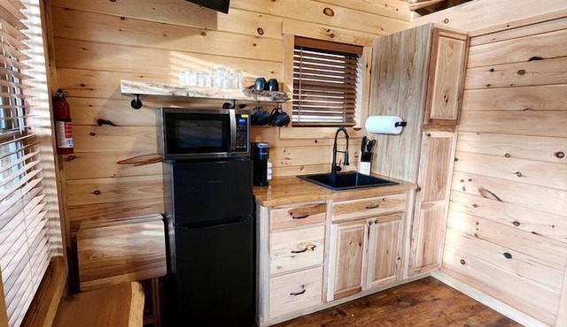 Pet-Friendly Tree Cabin by Tappan Lake with Lofted Space in Ohio