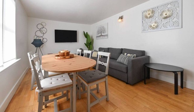Pet Lovers` Haven Near UCB & Subway