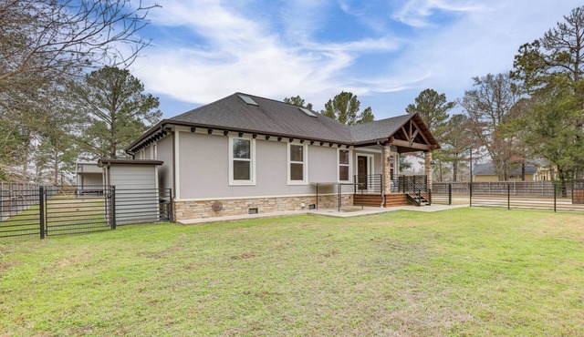 Pets Welcome: Home w/Deck & Patio in Hockley!