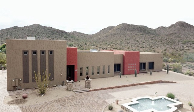 PICKLEBALL! Sleeps 22, 5800 FT, Private Oasis Estate,Pool, Fountains and Theater in Apache Junction