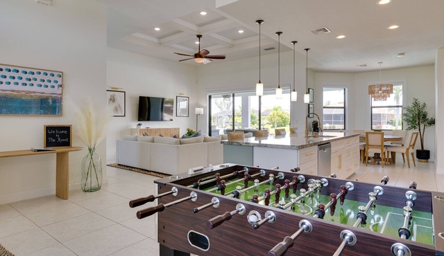 Pool & Gulf Access Canal: Chic Cape Coral Home!
