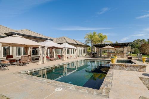Pool, Peacocks & Views! Lavish Retreat in Gilroy in Gilroy
