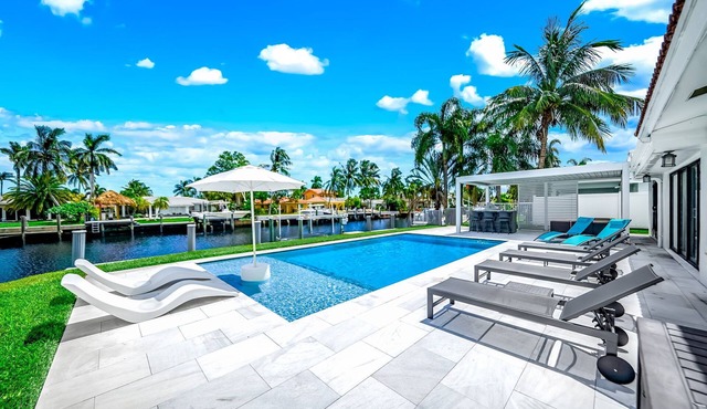 Pool & Waterfront! Close To Beach+Outdoor BBQ!