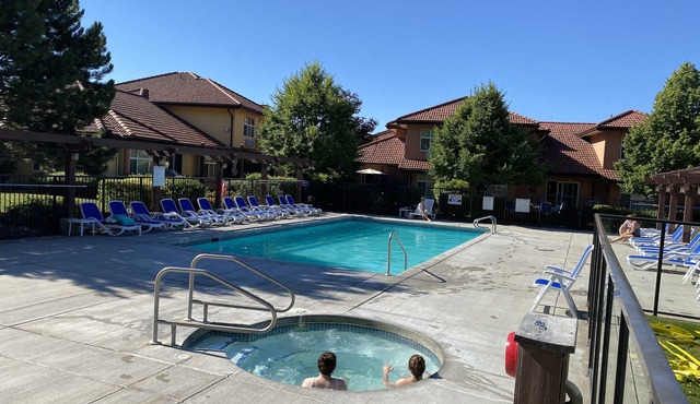 Poolside Townhome Steps from Lake, Pool, and Hot Tub in Osoyoos