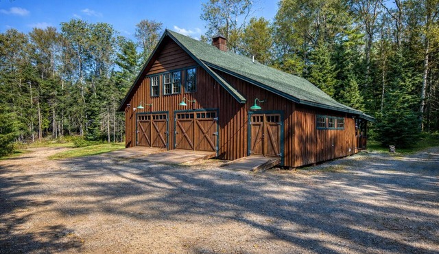Potters Place Bunkhouse - Luxurious bunkhouse includes handicap accessible main floor living area