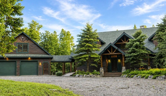 Potters Place Retreat/Event Venue - Log home, large spacious barn, and bunkhouse on Rangeley Lake