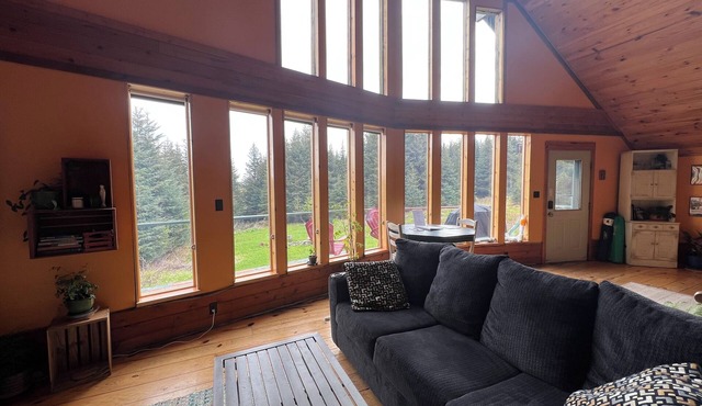 Private chalet on Diamond Ridge. Close to hiking trail with late check out!