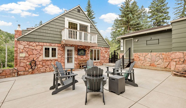 Private Family Home: Spacious Patio, Hot Tub, Fire Pit by Forest & Peak Retreats