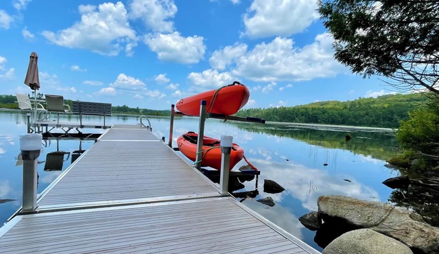 Private Lux 14-Acre Lakefront Log Cabin >A/C, Kayaks, Wildlife, Book Summer NOW!