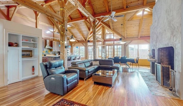 Private mountain retreat with a game room, home theater, & jetted tub