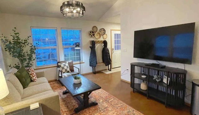 Private & Quiet! 2bd/2ba w/Laundry & Mt. Views!