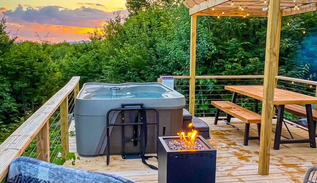 Private Romantic Luxury Yurt- Sunset deck with Mt Views-Hot Tub-AC-WiFi-Fire Pit