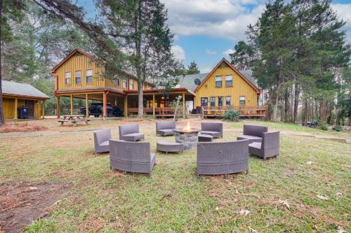 Private & Spacious Lakefront Home in Memphis!