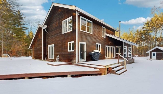 Private spacious retreat w/large yard: near town, skiing, hiking & attractions