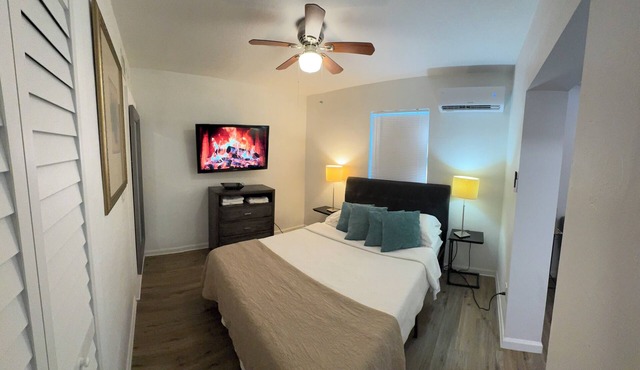 Private Suite Apartment, 3 Miles to the Beach