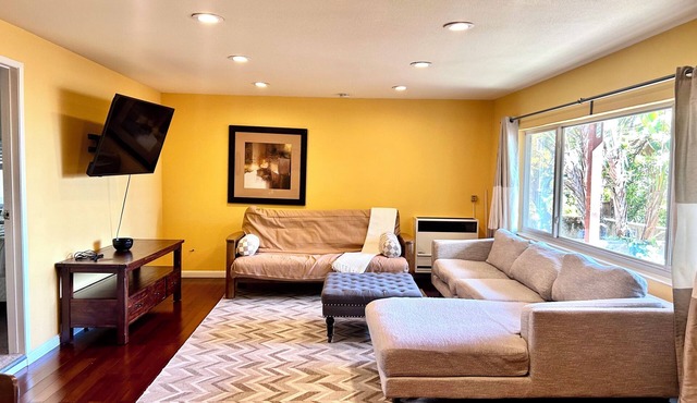 Private Suite in Little Hill for Extended Stay. Pet Friendly!