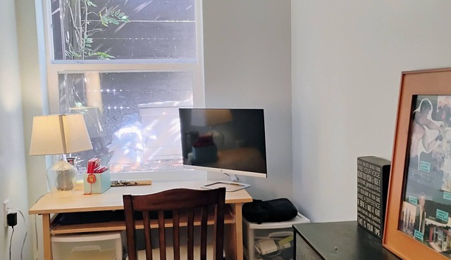 Private Suite w/Kitchen & Bath – North Oakland