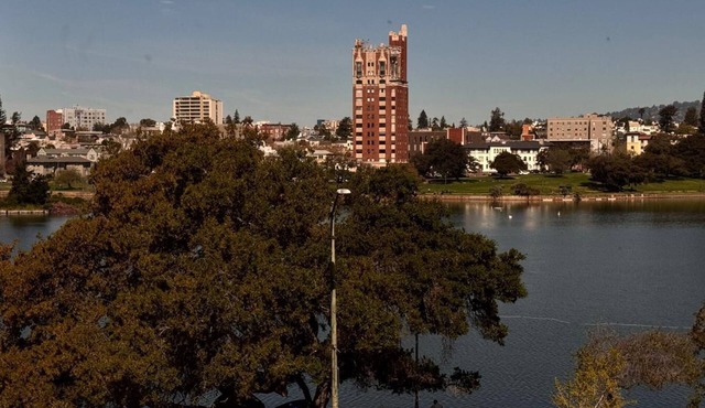Quaint 1-bedroom condo on the lake in Oakland Lake Merritt area