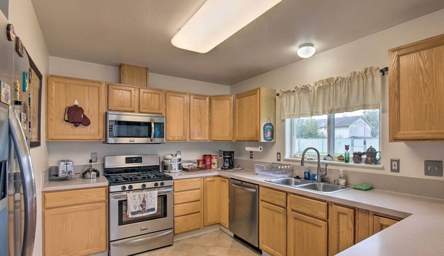 Quaint Ranch Home w/Yard in Midtown Anchorage!