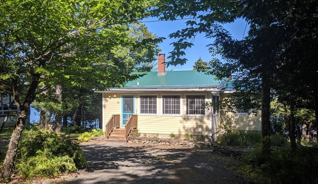 Quaint Waterfront Maine Cottage