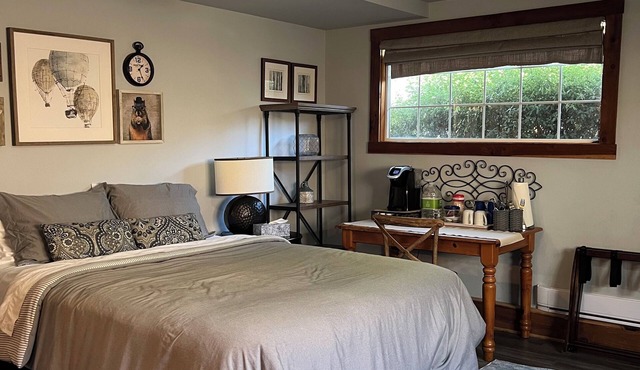 Queen studio, sleeps 2 people