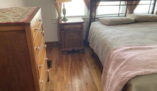 Quiet 2-bedroom apartment in Orono close to UMaine & Bangor medical facilities.