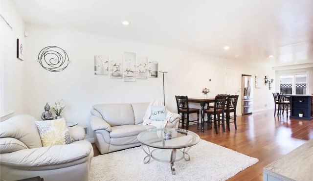 Quiet Cambrian 2BR: Kitchen, Washer+Dryer, Parking, AC near Good Sam Hospital