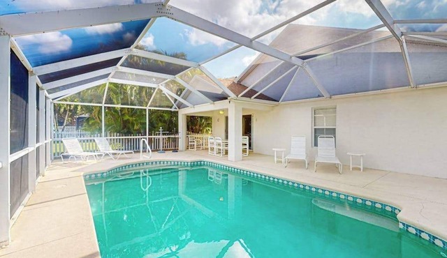 Quiet Fort Myers Getaway with Private, Screened-In Pool; Close to Beaches & Golf