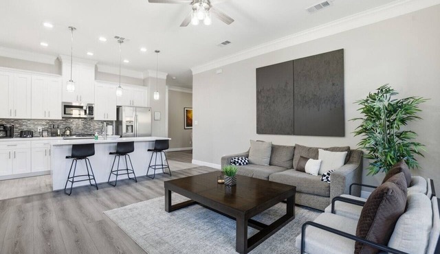 Quiet Gated SW Houston Townhome | King Beds, Pet Friendly