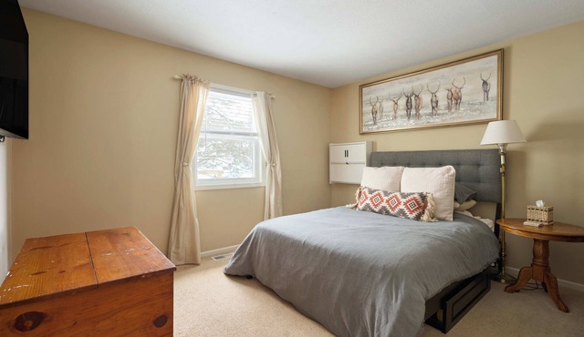 Quiet Guest Space with Hot Tub, Laundry, and Gym