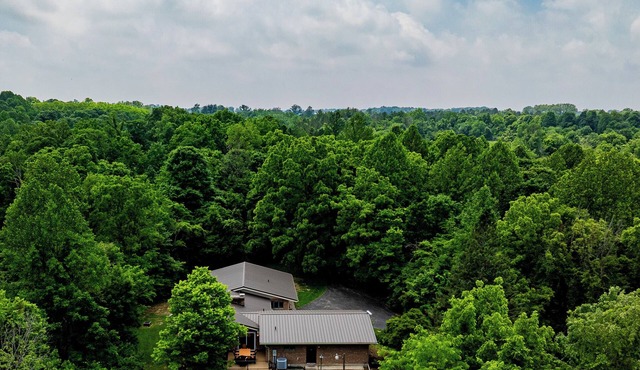 Quiet nature 5-bedroom retreat located by Davey Woods State Preserve