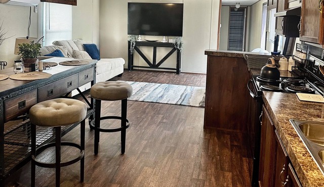 Quiet Pine Retreat off Hwy 155 near Palestine—cozy, scenic, relaxing getaway