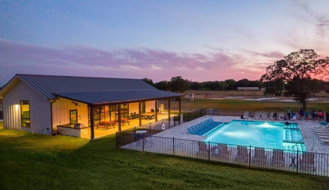 Rare Gem! Full Kitchen, Pool, Pets Allowed, Near Hildebrand Equine Complex