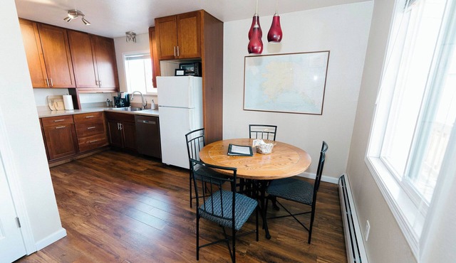 Raspberry Retreat - Recently remodeled apartment in a quiet neighborhood