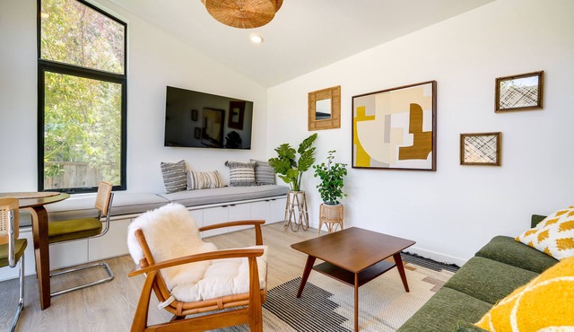 Redwood City Escape with Big-Screen TV!