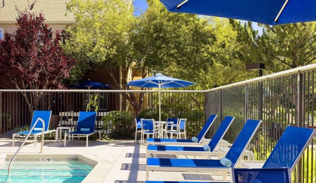 Relax and Recharge! 3 Comfortable Units, Free Parking, Pets Allowed, Pool