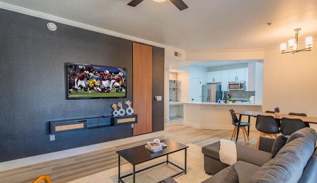 Relaxed 2BD King Bed Pool, Hot Tub, Gym, Parking