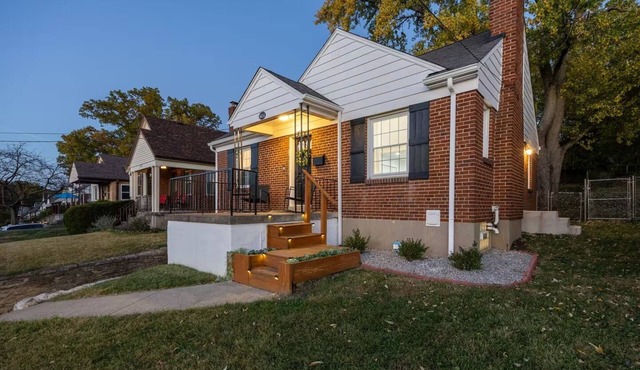 Relaxing 4-bedroom house in welcoming Cincinnati. Firepit, Grill, Cornhole